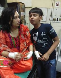 दिल्ली: तीस हजारी कोर्ट के बाहर पति ने किया पत्नी और बेटे पर धारदार हथियार से हमला