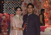 इंगेजमेंट पार्टी में कुछ यूं एक दूजे के साथ नजर आए आकाश और श्लोका, देखें खास तस्वीरें