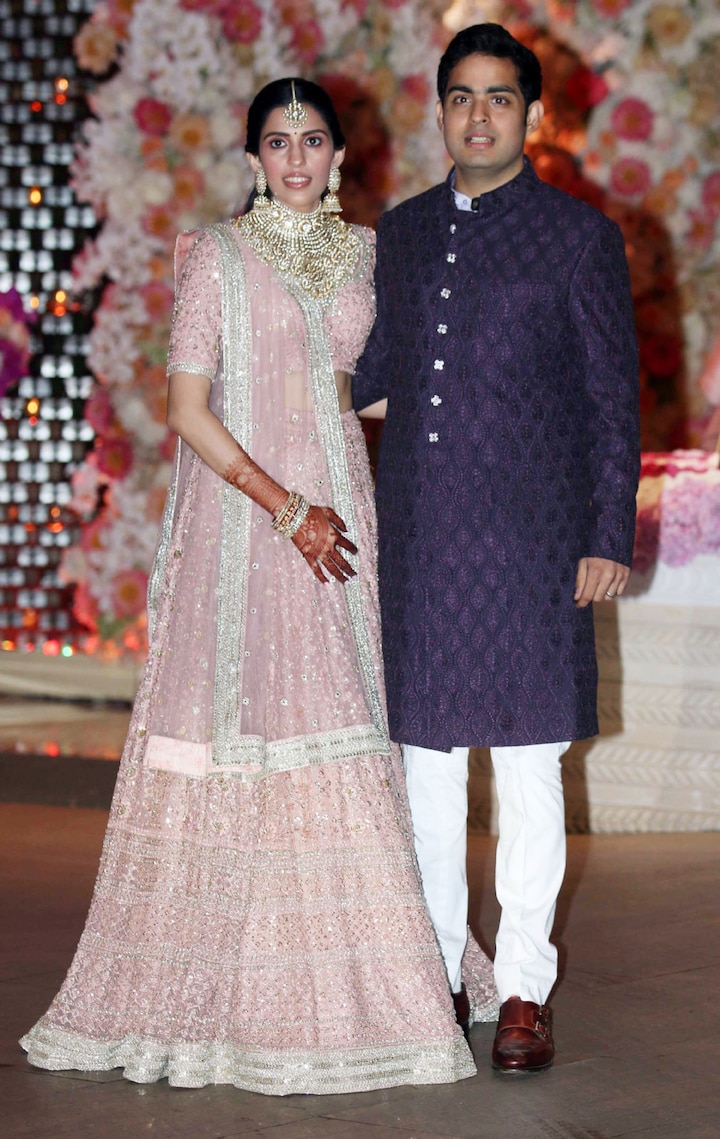 अपनी इस इंगेजमेंट पार्टी में श्लोका मेहता लाइट पिंक कलर के लहंगे में नज़र आईं. वहीं आकाश अंबानी ने उसी के कंट्रास्ट में पर्पल कलर की शेरवानी पहनी.