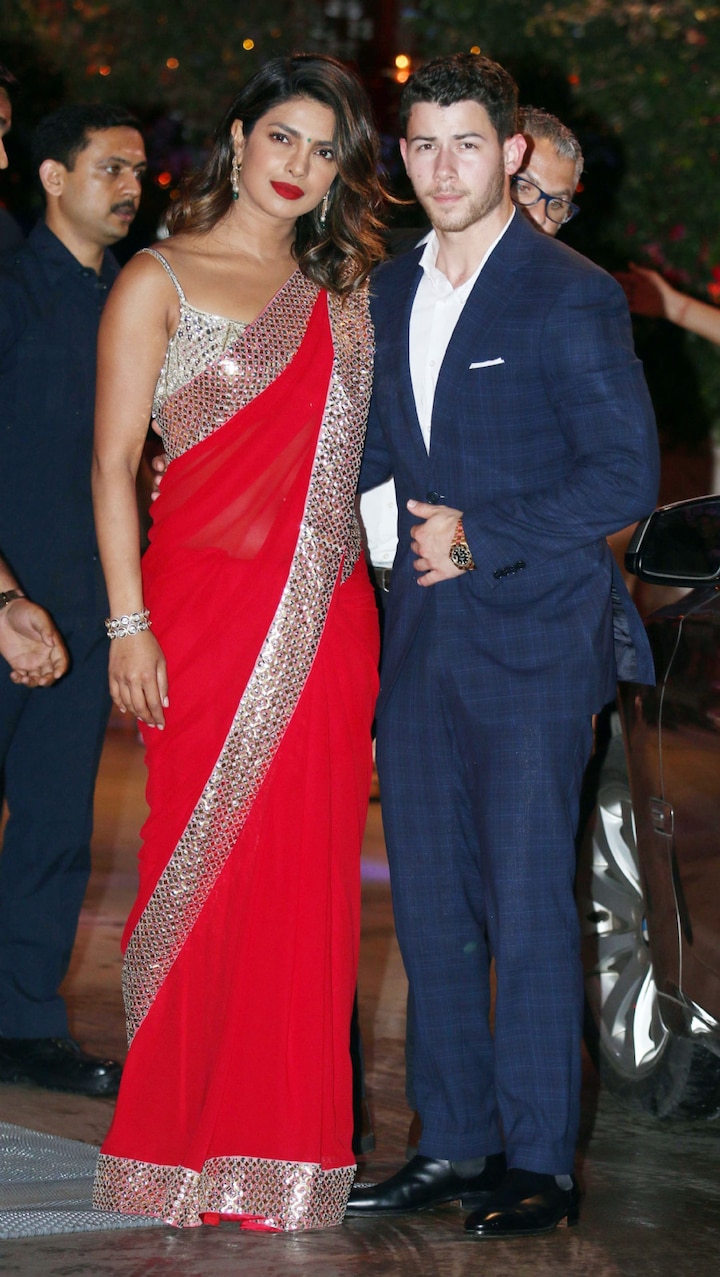 यहां पर निक के साथ प्रियंका ने पैपराजी को मुस्कुराते हुए पोज दिया. ऐसी खबरें हैं कि ये दोनों जल्द ही इंगेजमेंट करने वाले हैं.