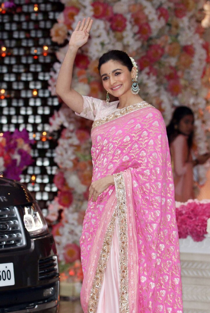 अभिनेत्री आलिया भट्ट यहां पिंक साड़ी में पहुंचीं.