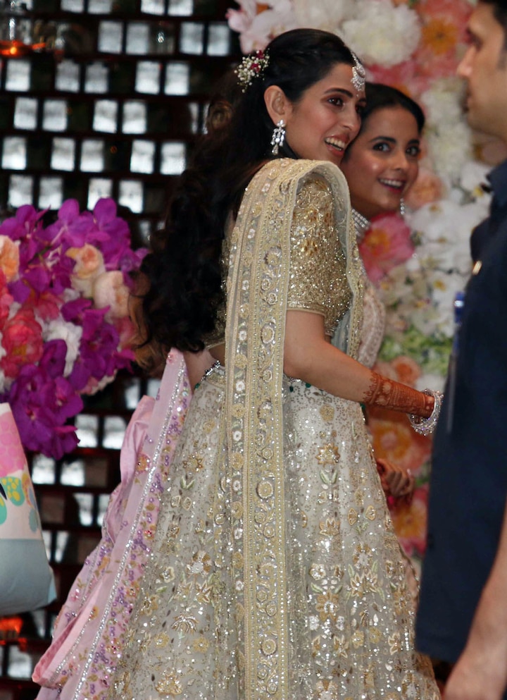 श्लोक मेहता मुस्कुराते हुए कुछ यूं कैमरे में कैद हुईं.