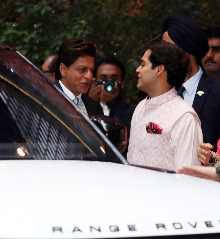 जब शाहरुख खान पहुंचे तो उन्हें लेने खुद आकाश अंबानी गाड़ी तक पहुंचे.