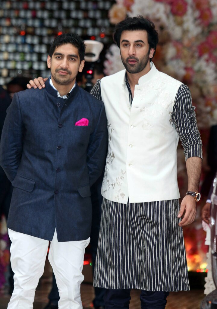 यहां पर अयान मुखर्जी और रणबीर ने साथ में पोज दिया.