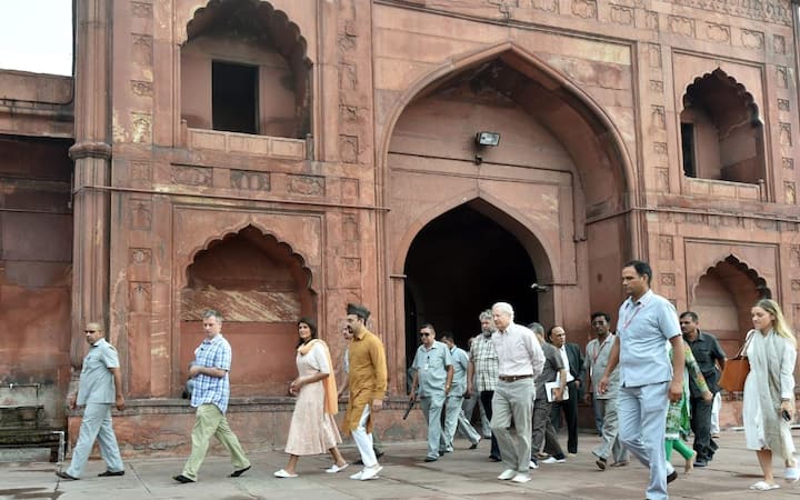 निक्की ने कहा कि अमेरिका प्रवासियों का देश है और आतंकवाद की चुनौतियों को देखते हुए अवैध प्रवासियों को आने की इजाजत नहीं दे सकता है.