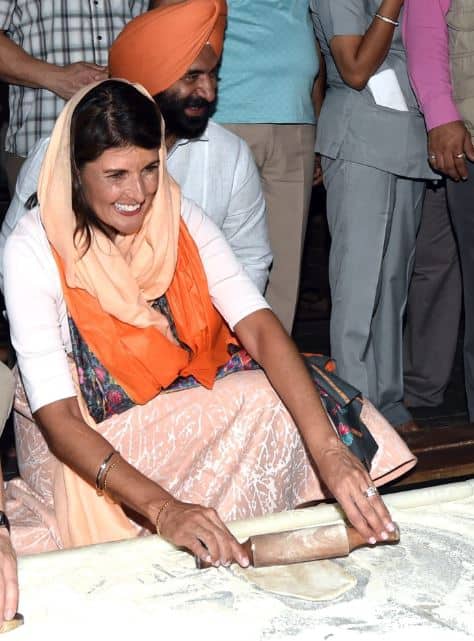 संयुक्त राष्ट्र में नियुक्त अमेरिकी राजदूत निक्की हेली बृहस्पतिवार को दिल्ली के चांदनी चौक स्थित गौरी शंकर मंदिर, गुरूद्वारा सीस गंज साहिब, सेंट्रल बैप्टिस्ट चर्च और जामा मस्जिद गईं. उन्होंने गुरुद्वारे में लंगर के लिए रोटियां भी बनाई.