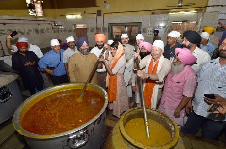 आपको बता दें कि हेली के पिता अजीत सिंह रंधावा और मां राज कौर रंधावा अमृतसर से अमेरिका जाकर बस गए थे. हेली आखिरी बार 2013 में भारत आईं थीं, उस समय वो अमेरिका के साउथ कैरोलिना की गवर्नर थीं.
