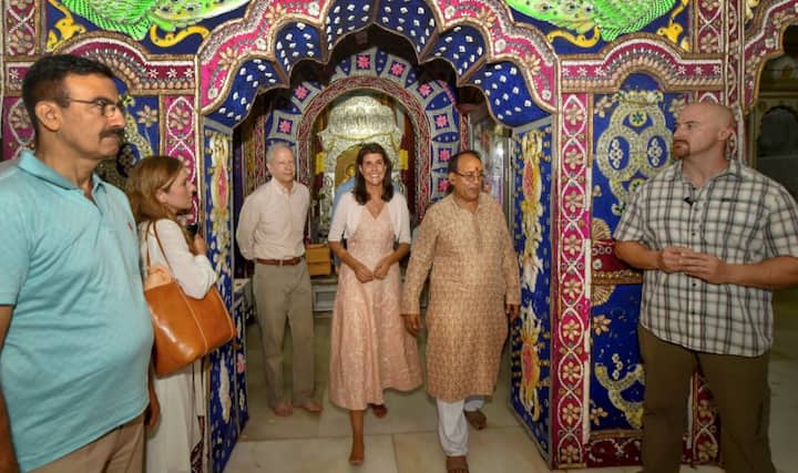 वो अमेरिका-भारत संबंधों को बेहतर बनाने के लिए कारोबारियों के समूह, सरकारी अधिकारियों, छात्रों और नागरिक समाजों के प्रतिनिधियों से मुलाकात करेंगी. ट्रंप प्रशासन अपनी इंडो पैसिफिक रणनीति के तहत भारत के साथ अपने संबंधों को बढ़ाने का इच्छुक है और साथ में अपने सहायता कार्यक्रमों के जरिए अफगानिस्तान को स्थिर बनाने में मदद करना चाहता है.