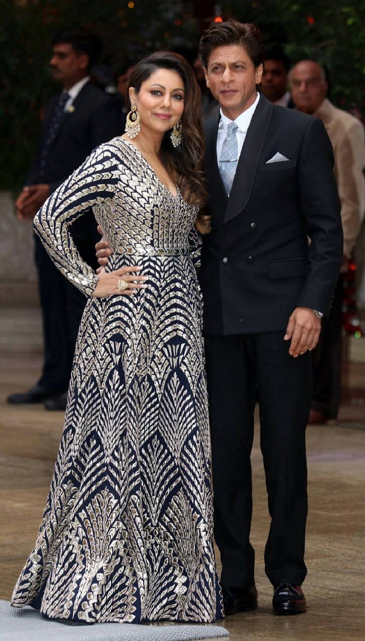 बॉलीवुड अभिनेता शाहरुख खान कल देश के सबसे बड़े बिजनेसमैन मुकेश अंबानी के बड़े बेटे आकाश अंबानी और श्लोका मेहता की इंगेजमेंट पार्टी में पत्नी गौरी के साथ पहुंचे. इस दौरान उनकी कई सारी खूबसूरत तस्वीर सामने आई हैं जिन्हें आप आगे की स्लाइड्स का रुख करके देख सकते हैं. (Photo: Fotocorp)