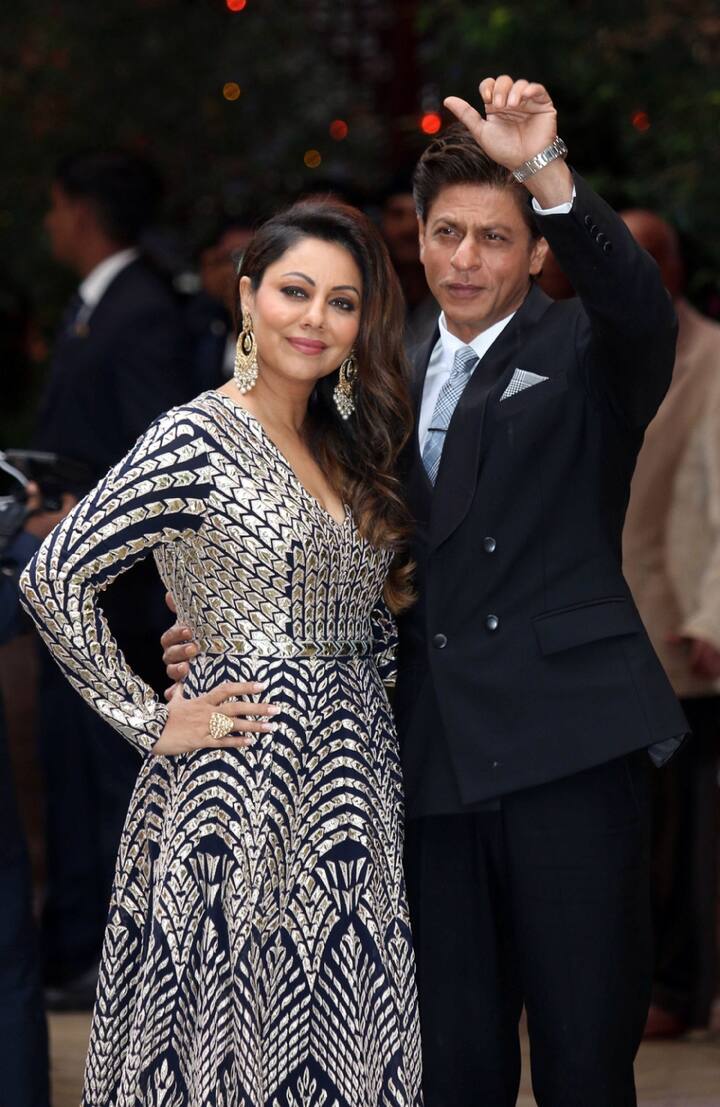 इस दौरान शाहरुख और गौरी ने पैपराजी को जमकर पोज दिए. (Photo: Fotocorp)