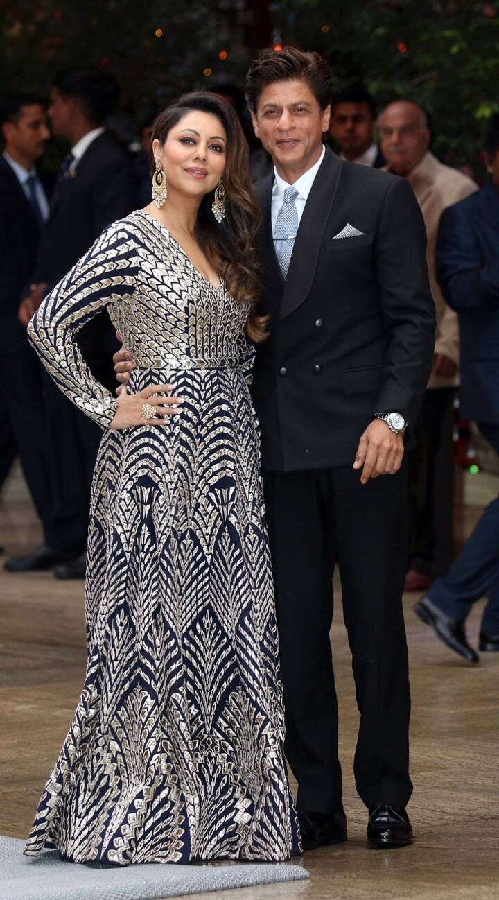 तस्वीरों में शाहरुख और गौरी की हॉट केमिस्ट्र साफ देखी जा सकती है. (Photo: Fotocorp)