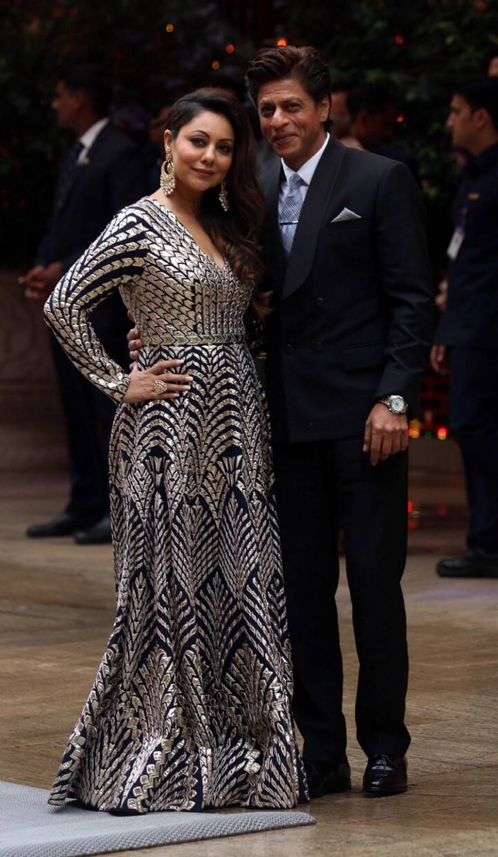 तस्वीरों से साफ है कि शाहरुख खान को यूं ही नहीं रोमांस का किंग कहा जाता है. आगे की स्लाइड्स में देखिए आकाश-श्लोका की इंगेजमेंट पार्टी में शामिल हुए सितारों की तस्वीरें...(Photo: Fotocorp)