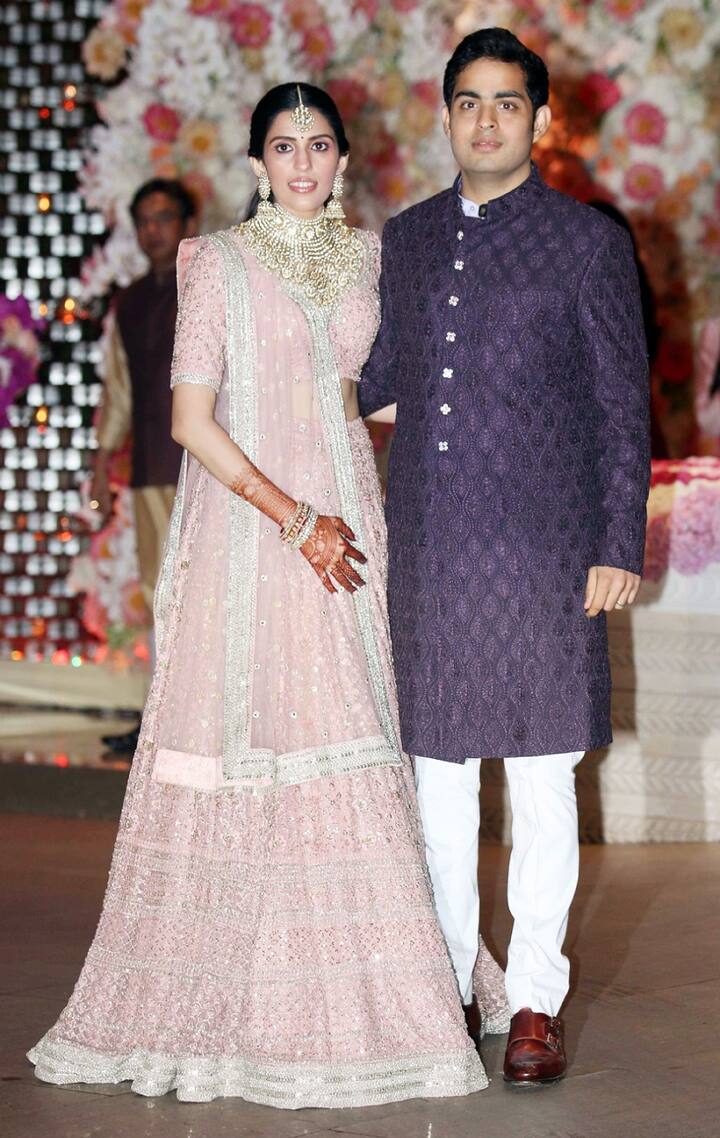 श्लोका और आकाश पार्टी में कुछ इस खूबसूरत अंदाज में नजर आए. (Photo: Fotocorp)