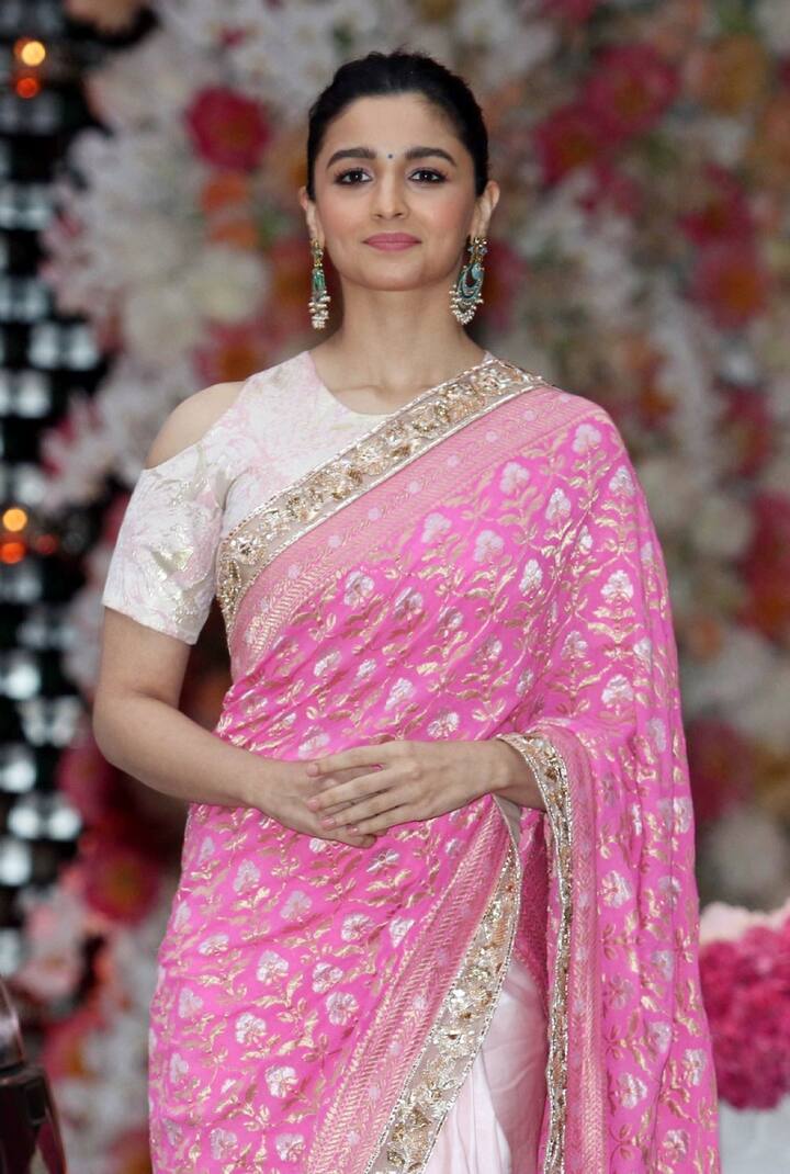 अभिनेत्री आलिया भट्ट पिंक साड़ी में इस इवेंट में शिरकत करने पहुंचीं. (Photo: Fotocorp)