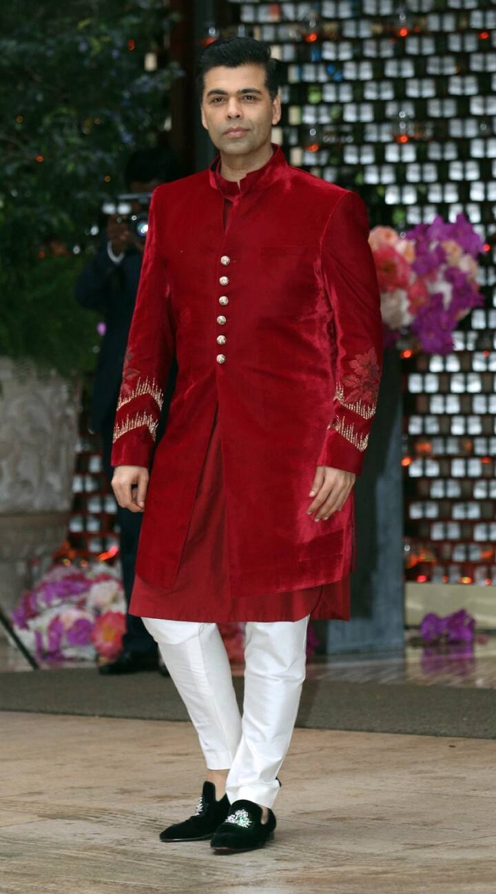 अंबानी के घर हुए इस इवेंट में डायरेक्टर और प्रोड्यूसर करण जौहर भी ट्रेडिशनल लुक में नजर आए. (Photo: Fotocorp)