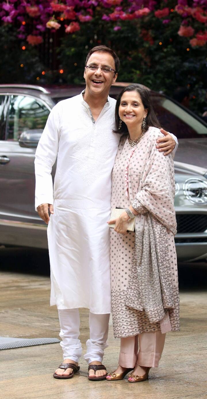 डायरेक्टर विधू विनोद चोपड़ा पत्नी संग इस पार्टी में पहुंचे. (Photo: Fotocorp)