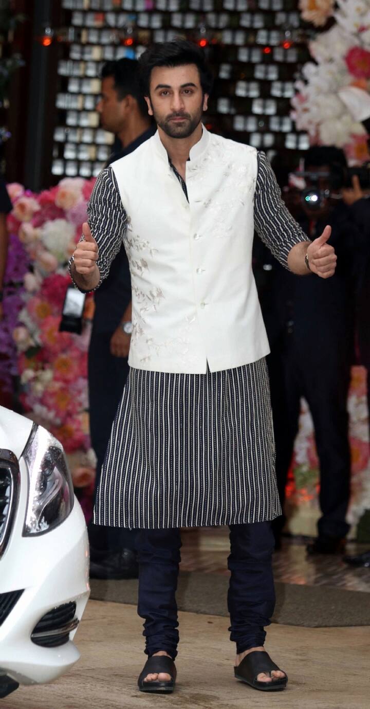 रणबीर कपूर इस पार्टी में शिरकत करते के बाद अपनी फिल्म की स्पेशल स्क्रीनिंग में भी पहुंचे. (Photo: Fotocorp)