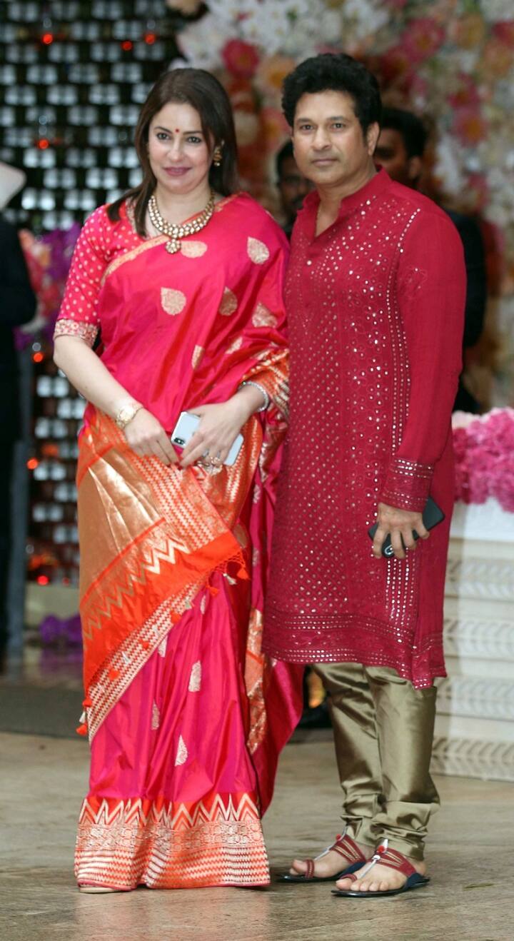 पत्नी अंजलि के साथ पार्टी में शिरकत करने जाते भारतीय क्रिकेट टीम के पूर्व क्रिकेटर सचिन तेंदुलकर. (Photo: Fotocorp)