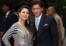 पत्नी गौरी के साथ श्लोका-आकाश की सगाई में पहुंचे शाहरुख खान, खास अंदाज में दिए पोज