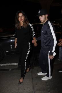 निक के साथ विदेश रवाना हुईं प्रियंका चोपड़ा, एयरपोर्ट पर दिखा हॉटनेस और स्वैग का Combo