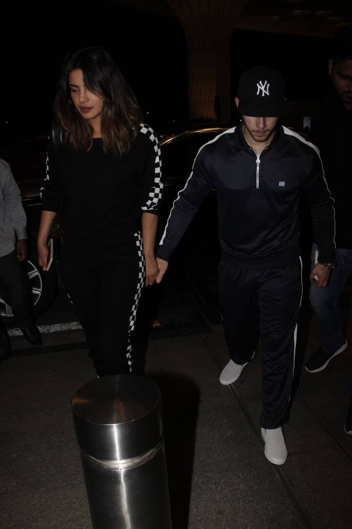 बता दें कि कल ये दोनों बिजनेसमैन मुकेश अंबानी के बेटे आकाश अंबानी और श्लोका की सगाई में सआथ में शामिल हुए थे. (तस्वीर: मानव मंगलानी)