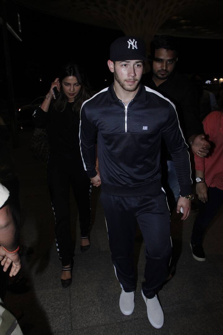 बता दें कि निक और प्रियंका की उम्र में 10 साल का अंतर है. प्रियंका निक से बड़ी हैं लेकिन दोनों की केमेस्ट्री को देखने के बाद कम ही लोग इनकी उम्र का जिक्र करते हैं. (तस्वीर: मानव मंगलानी)