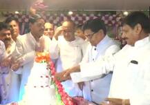 साथ आए अखिलेश के दोनों चाचा, रामगोपाल के बर्थडे पर शिवपाल ने काटा केक