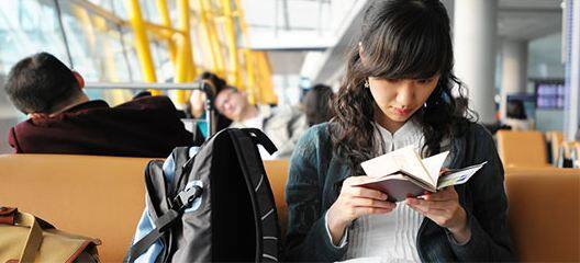 कहीं भी जा रहे हैं तो अपने साथ ट्रैवल गाइड रखें और एक दिन में बहुत सारी जगहों पर घूमने की प्लानिंग करने के बजाय धीरे-धीरे आगे बढ़े और जहां गए हैं वहां   पूरी तरह से एंज्वॉय करें. बहुत ज्यादा भी प्लानिंग ना करें. फोटोः गूगल फ्री इमेज