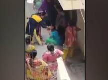 दिल्ली: पालम में महिला को निर्वस्त्र करके पीटा, मोबाइल से वीडियो बनाती रही भीड़