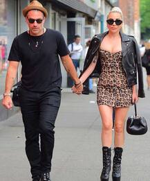 मंगेतर संग लेडी गागा हाथ में हाथ डाले हुई स्पॉट, देखें तस्वीरें