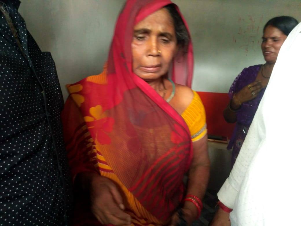 पकड़े जाने के डर से निगल लिया झुमका, अल्ट्रासाउंड के बाद सामने आई सच्चाई A woman swallowed jwellery due to fear of being caught in Gorakhpur पकड़े जाने के डर से निगल लिया झुमका, अल्ट्रासाउंड के बाद सामने आई सच्चाई