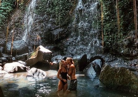 हालांकि एक महिला ने इनके बारे में कमेंट करते हुए लिखा है कि ये दोनों कंट्रासेप्शन को ना इस्तेमाल करने के लिए लोगों को प्रेरित कर रहे हैं. इससे लोगों में यौन संक्रमण बढ़ने की संभावना बढ़ेगी. फोटोः इंस्टाग्राम