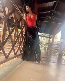 गोवा में स्विमसूट पहनकर छुट्टियां मनाते कुछ इस तरह नजर आईं बेस्ट फ्रेंड्स मौनी रॉय और आशका गोराड़िया