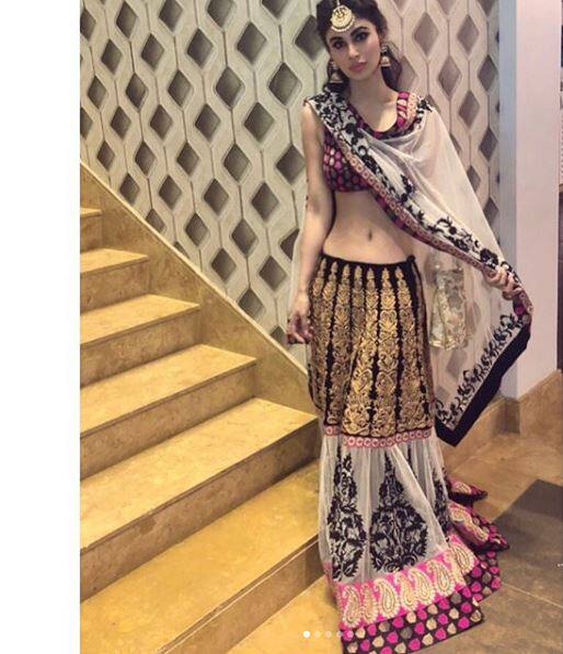 मौनी रॉय जहां अपनी दोस्त के साथ कुछ अच्छे पल गुजारती नजर आईं. तो वहीं फैंस ने उनकी एक तस्वीर को देखकर रिएक्ट करना शुरू कर दिया जहां मौनी का वजन काफी कम नजर आ रहा था. इस पर एक फैन ने कहा कि मुझे ये तस्वीर बिल्कुल पसंद नहीं आ रही है. आप अपनी सेहत पर ध्यान दो.