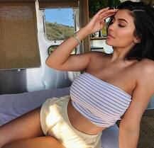 \'माइग्रेन पोज\' का आया ट्रेंड, ऐसे अजीब पोज दे रहे हैं सेलेब्स