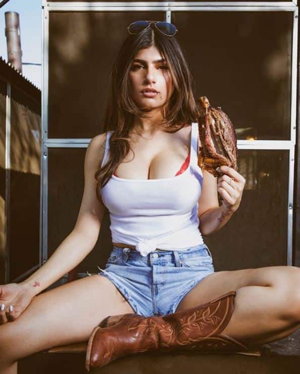 बता दें कि मियां को लेकर इस खबर ने काफी जोर पकड़ा था कि वो बीते सीजन में बिग बॉस का हिस्सा होंगी लेकिन उन्होंने भारत आने से साफ इंकार कर दिया था. (तस्वीर-इंस्टाग्राम)