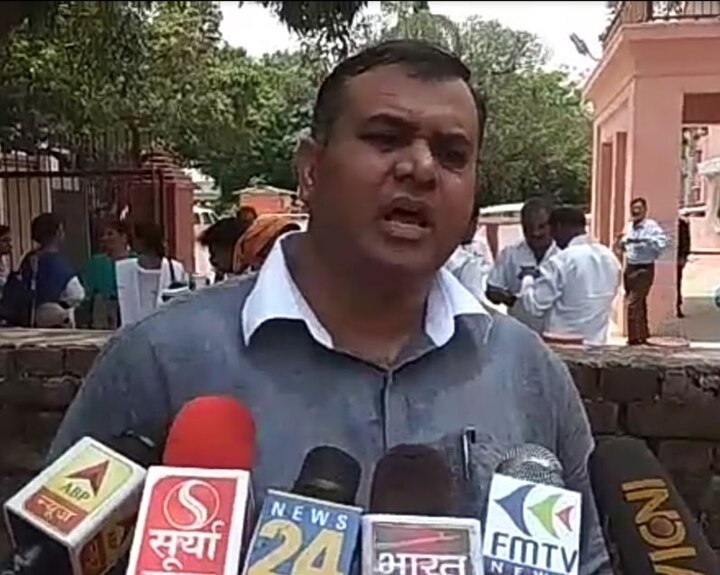 kafeel khan brother meet cm yogi adityanath in gorakhpur कफील खान के भाई ने की सीएम योगी से मुलाकात, परिवार को बताया जान का खतरा