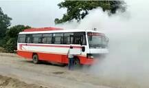 गोरखपुर: बस से अचानक निकलने लगा धुंए का गुबार, यात्रियों में मच गई खलबली