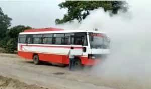 गोरखपुर: बस से अचानक निकलने लगा धुंए का गुबार, यात्रियों में मच गई खलबली