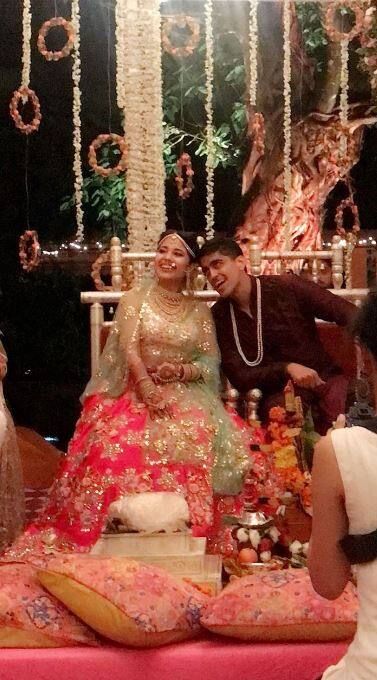 इस बीच शादी के मंडप पर दोनों की तस्वीर भी आप देख सकते हैं. दोनों रोमंटिक अंदाज में नजर आ रहे हैं. (तस्वीर: इंस्टाग्राम)