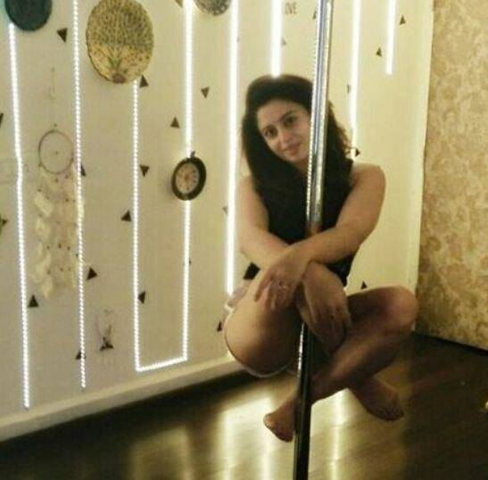नेहा ने ना सिर्फ पोल डांस की अपनी कई तस्वीरें पोस्ट की हैं बल्कि योग करते हुए और वर्कआउट करते हुए भी बहुत सी तस्वीरें पोस्ट की हैं. फोटोः इंस्टाग्राम