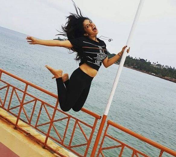 नेहा ने अपने न्यू लुक्स की कई तस्वीरें अलग-अलग पोज में पोस्ट की हुई हैं. फोटोः इंस्टाग्राम  