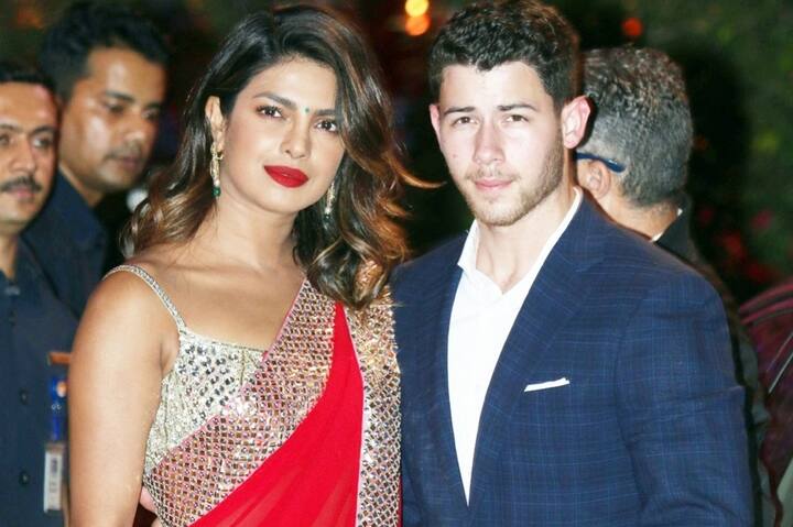 अभिनेत्री प्रियंका चोपड़ा पिछले कुछ महीनों से लगातार निक के साथ अपने रिलेशन को लेकर सुर्खियों में बनी हुई हैं. जहां अभी तक प्रियंका और निक एक दूसरे के परिवारों और दोस्तों से भी मिल चुके हैं वहीं अब इनकी सगाई को लेकर एक बड़ी और दिलचस्प खबर सामने आई हैं. फिलहाल अभी तक फैंस को इंतजार है कि प्रियंका निक के साथ अपने रिलेशन के बारे में खुलकर बात करें लेकिन देसी गर्ल ने अभी तक इस मामले पर चुप्पी साधी हुई हैं. 