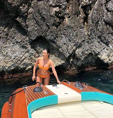 इसे पहले ऑरेंज बिकनी में ब्वॉयफ्रेंड संग नाव में बैठी इनकी तस्वीरें भी वायरल हुई थीं. फोटोः इंस्टाग्राम