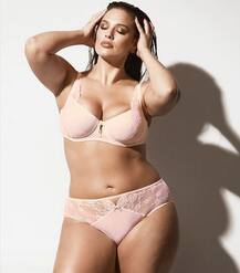 इस हीरोइन ने बिकनी में हॉट फोटोशूट करवाकर इंटरनेट पर मचाया तहलका, हर ओर हो रही है इन्हीं की चर्चा