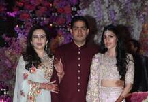 PHOTOS: आकाश अंबानी की सगाई के जश्न में साथ नजर आया परिवार, पत्नी संग पहुंचे अनिल अंबानी