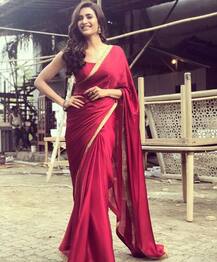 लाल साड़ी में सोशल मीडिया पर कहर ढा रही है बॉलीवुड की ये एक्ट्रेस, यहां देखें तस्वीरें