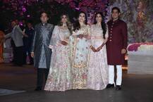 PHOTOS: आकाश अंबानी की सगाई के जश्न में साथ नजर आया परिवार, पत्नी संग पहुंचे अनिल अंबानी