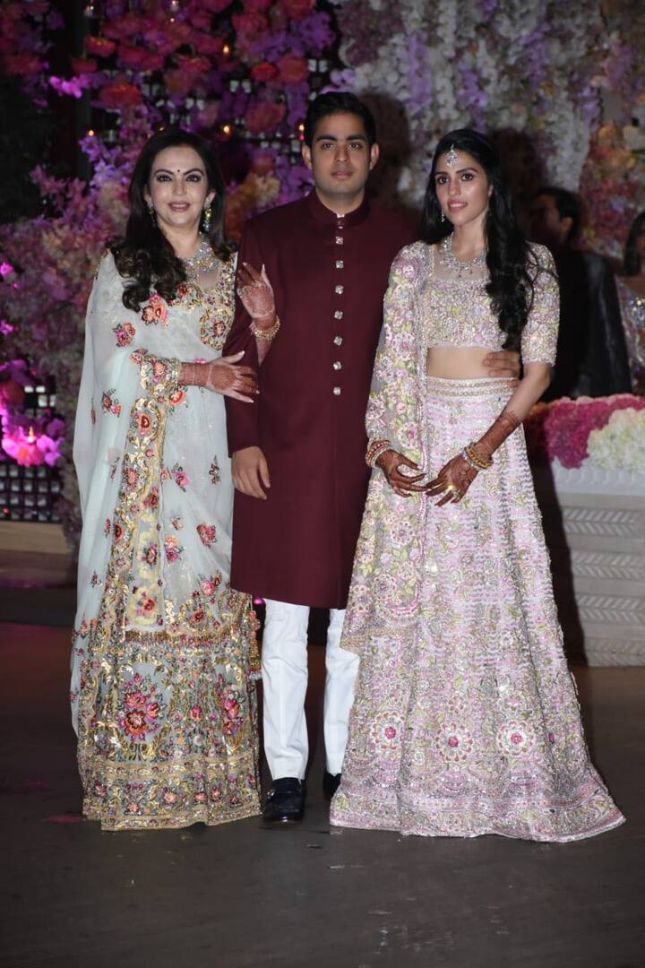 इस फंक्शन में नीता अपनी होने वाली बहू श्लोका और बेटे आकाश के साथ पोज देती नजर आईं. 