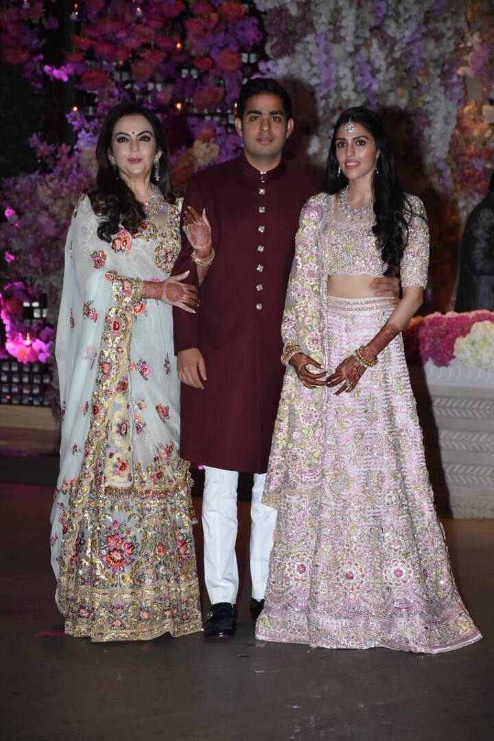  इस तस्वीर में आप देख सकते हैं बेटे की सगाई के मौके पर मां नीता अंबानी की खुशी उनके चेहरे से झलक रही है. 